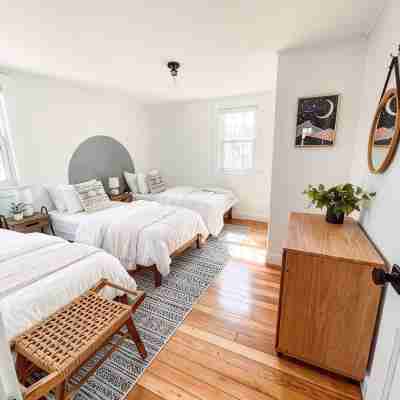 Pet Friendly Cape Cod Cottage Near Beaches w/ AC + Electric Vehicle Charging Rooms
