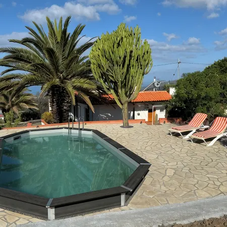 Great quiet vacation home for 4 people with private pool and large garden