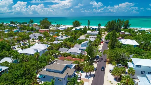 MI Oasis Getaway! Just 200 Steps to the Beach on a very quiet street - Villas