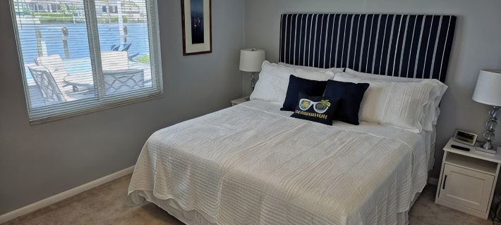 Beautiful Waterfront Home w/Access to Bay, Swim Spa Pool, Hot Tub,  Boat Dock. Hotels in Apollo Beach