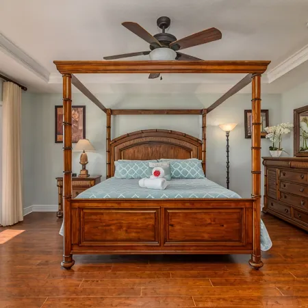 "CHATEAU du SOLEIL" SINGLE Family Home 1-1/2 Blocks to Beach