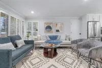Charming Home in Bellevue – Near Downtown! - 방갈로