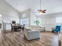 Spacious 5-bedroom house with private pool in a central San Antonio location. Hotels in Live Oak