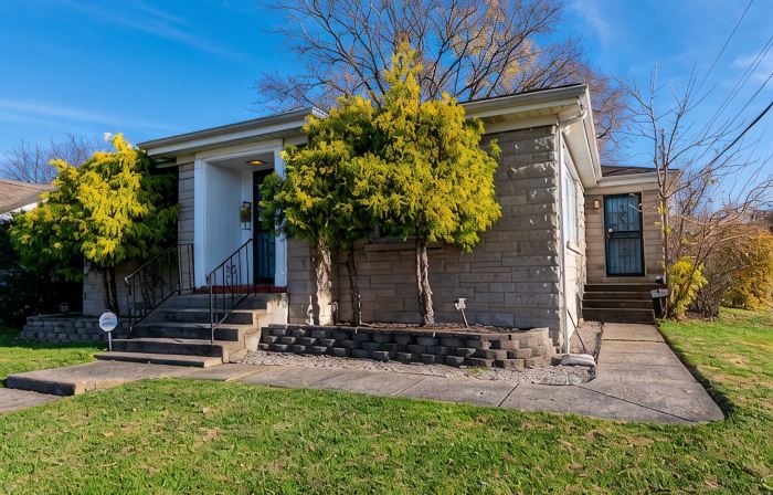 Relax, min from Louisville, Pet friendly, Entire house- fenced in backyard.