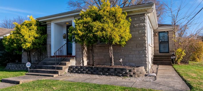Relax, min from Louisville, Pet friendly, Entire house- fenced in backyard. フロイドのホテル