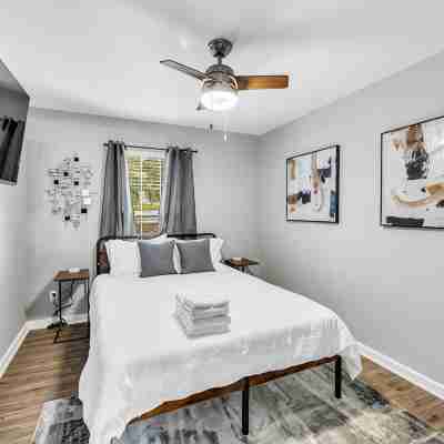 Cozy Modern Home - Sleeps 8 - Wake Forest + Hospital Rooms