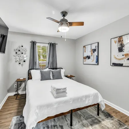 Cozy Modern Home - Sleeps 8 - Wake Forest + Hospital