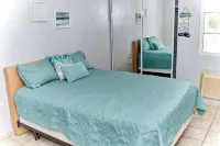 3BDR Condo, WIFI, Balcony, Parking, Pool, AC, 2 min from the Beach - Balkoner