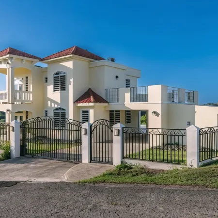 Minutes from beaches  private pool Solar panels Ocean & Mountain Views