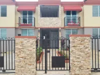 Villa Santorini 3-bedroom apartment in welcoming Bayamón with WiFi, AC. Enjoy - 民宿