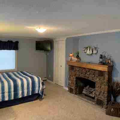 Lakefront cottage w/ convenient access to restaurants, atv and snowmobile trails Rooms