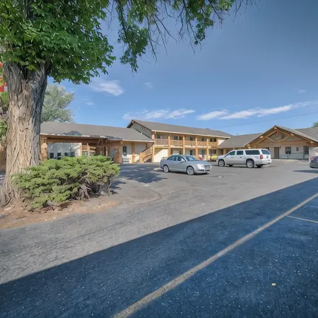 Moose Creek Lodge & Suites