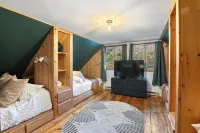 Chalet 1mi to Mount Snow with Cinema and Hot Tub - 4-Star