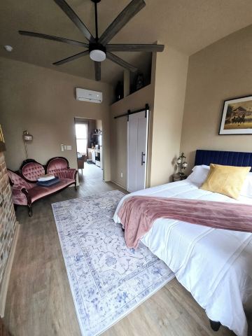 The Henry Lofts 2-bedroom apt., dog friendly fenced yard, arcade, coffee shops