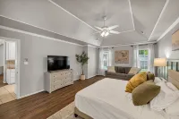 Jacuzzi Tub-Walk to Dining & Shopping-Garage Parking - Jacuzzi