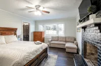 Sleeps 17;2 mins from HPU; Hot Tub; Great for FurnitureMarket - บังกะโล