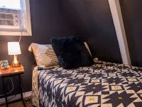 Cozy 2-bedroom Aframe in charming Lake Geneva with a hot tub and fireplace Hoteles en Como