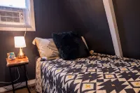 Cozy 2-bedroom Aframe in charming Lake Geneva with a hot tub and fireplace - Wifi
