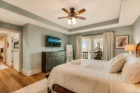 XL Modern Mtn Retreat! Mtn Views GameRm, 6 Rooms, Firepit, Close to Dwtn Hot Tub - Gym