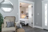 Charmer Downtown 3BR Home w Free Parking near UofO - 4 ดาว
