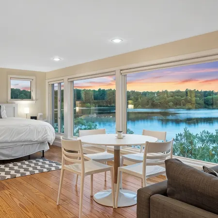 WOW View! Waterfront Cottage. Private Beach, King Bed, Full Kitchen. Relax&Enjoy