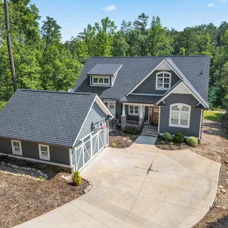 Lake Keowee Luxury. Quiet Cove. Putting Green. Near Clemson. Sleeps 18