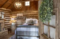 1800's Cabin W/Farm Cats! Hot Tub/Close to Downtown! Cactus- Voted Most Romantic - 샬레 호텔