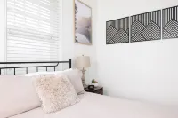 Charming Midtown Bungalow • 2Br, 2BA • 15 Mins to Ft Moore - 4 ดาว
