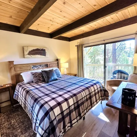 Attractive all-season townhome! Less than 10 min to Northstar, 3 min to beach!