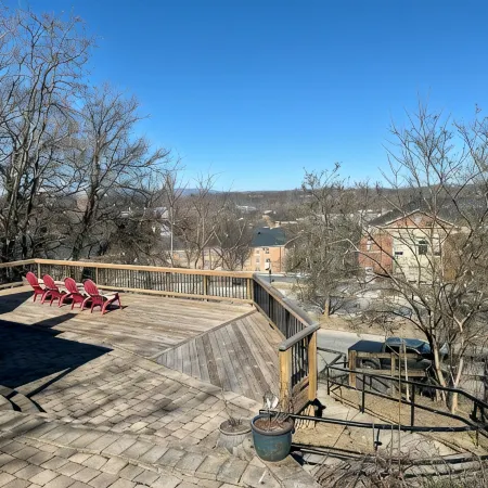 Cozy 3-bedroom cottage right off campus with stunning view of Radford University