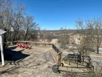 Cozy 3-bedroom cottage right off campus with stunning view of Radford University - WiFi