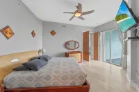 Modern Penthouse with Direct Ocean Front Views! - 자쿠지