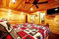Hot Tub•Pool Table•Playground•Boat Parking• Fire Pit•Sleeps 10•Fun for All Ages! - Wifi