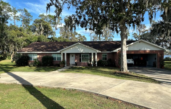 Peaceful Lakefront Home!