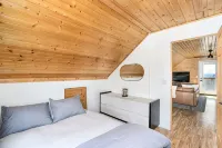 Freshly Remodeled Cabin w/ stunning Lake Views - Wi-Fi