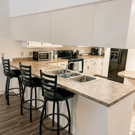 2 BR / 2 BA UNIT! WALKING DISTANCE FROM SQUARE AND CAMPUS!!