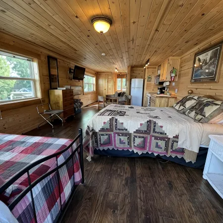 Beautiful Upper Suite on Nelson Lake with Balcony & Lakeviews!