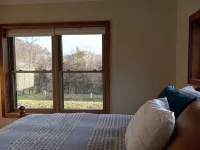 Mee Mee's Cabin Retreat- River, nature, small town, Hot Tub - balcony