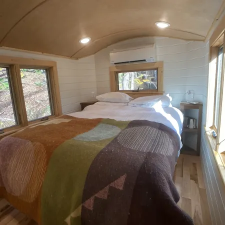 Custom-built Tiny House on forested lot near Quechee