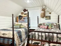 New Cabin ~Hot Tub in Theater~1 Quiet Acre ~Hiking ~Fire Pit ~King Suites - Chalets