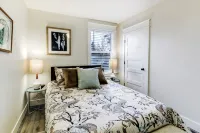 The Pine House: Unit A (near 6th Ave, UPS, UW, and Point Ruston) - Balkoner