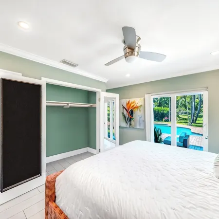 Pool+Bikes+BBQ! Tropical Getaway & Close To Beach!