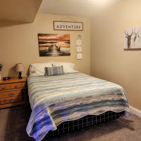 Basement Apartment--Sleeps 6 *2 Bedrooms +Kitchen/Laundry