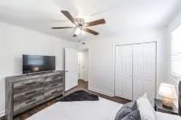 Luxury North of Nashville Retreat- Easy Lake Access - Wi-Fi