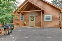 Newer Cabin, Sleeps 6, 2 King Suites, THEATER, Hot Tub, Resort Pool,1 mi to Pkwy - 小木屋
