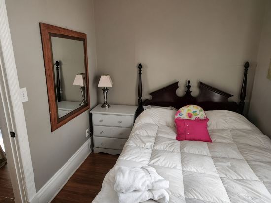 Downtown GR Apartment on Medical Mile, Covered Front Porch Cross from  Coit Park