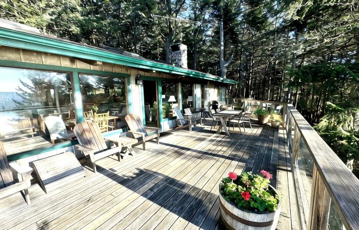 Paradise in Forest setting w/ Ocean views, hot tub, close to town & Hiking