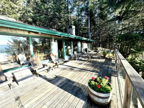 Paradise in Forest setting w/ Ocean views, hot tub, close to town & Hiking - Homestays