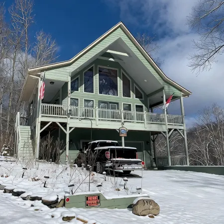 BEARADISE CABIN AT NANTAHALA LAKE  3-BEDROOMS 2-BATH SLEEPS 10 PEOPLE