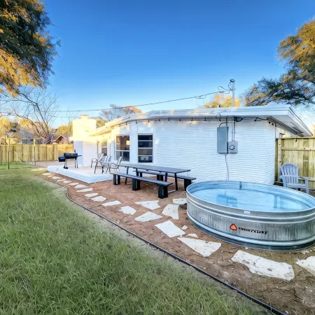 5mins to Kyle Field, 5BR w Private Backyard & Pool